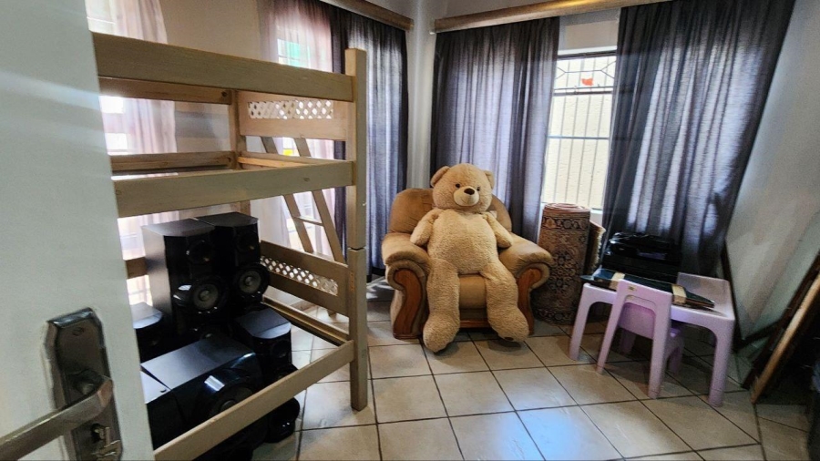 5 Bedroom Property for Sale in Safari Gardens North West